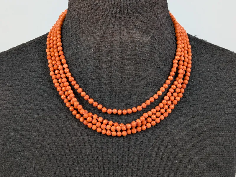 Halsband, guldspänne & korallpärlor