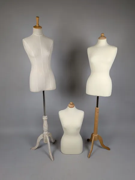 Skyltdockor 3 st med stativ, textil