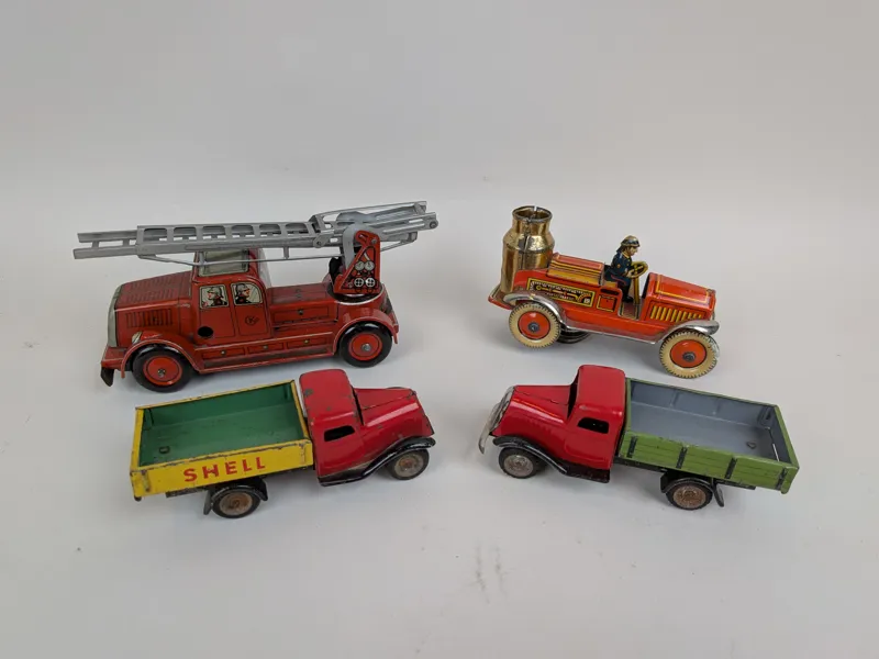 Leksaker, litograferad plåt bl.a. Lehman Gnom toy Tyskland 1930-tal