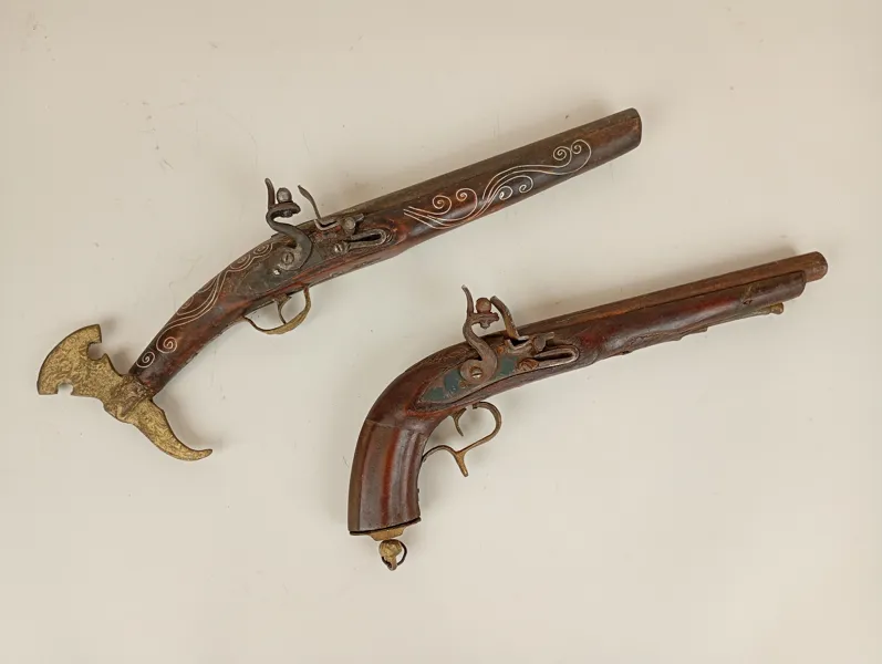 Replikor/Dekorationspistoler 2 st