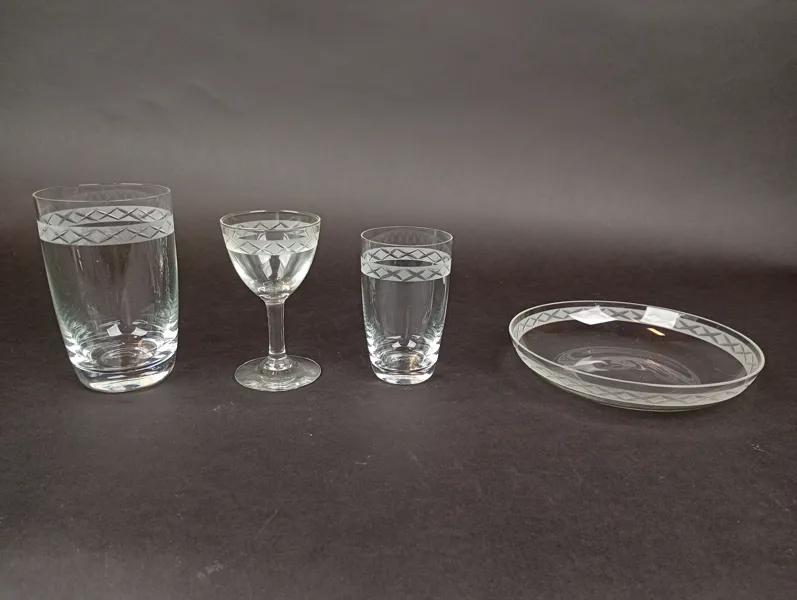 Glasservis, slipad dekor