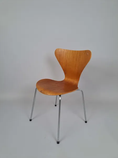 Stol, "Sjuan" teak Arne Jacobsen Fritz Hansen Danmark