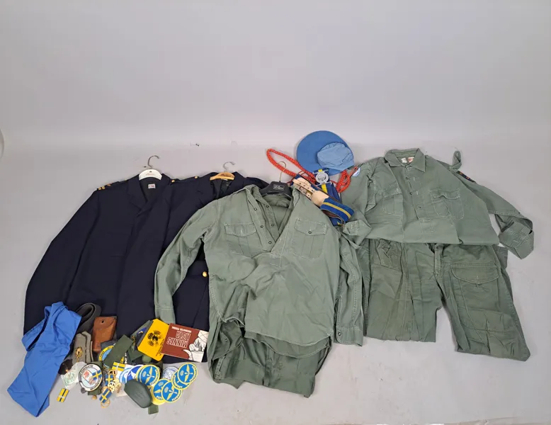 Parti militärt bl.a. paradkostym, FN m.fl.