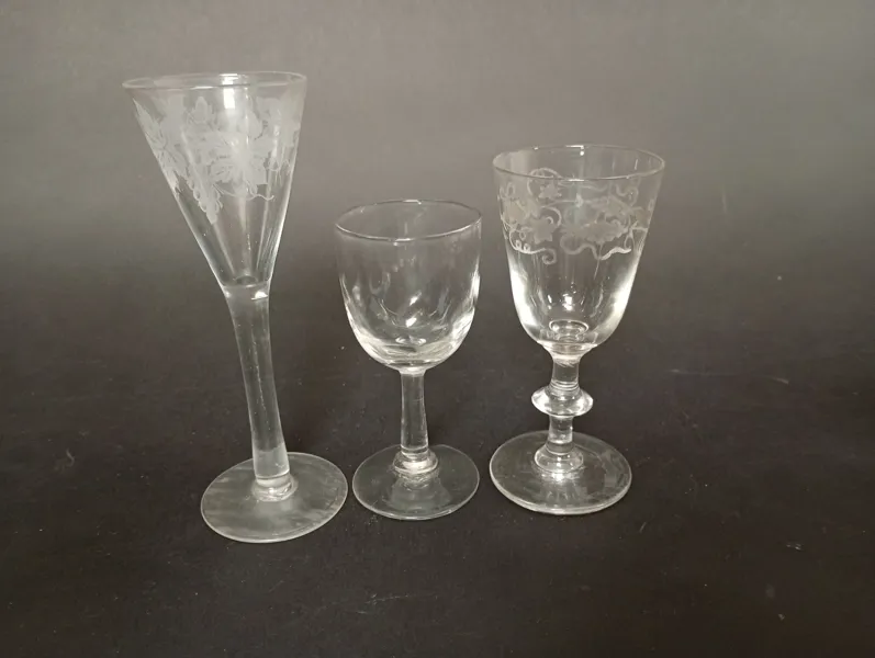 Parti snapsglas, bruten botten 1800-/1900-tal