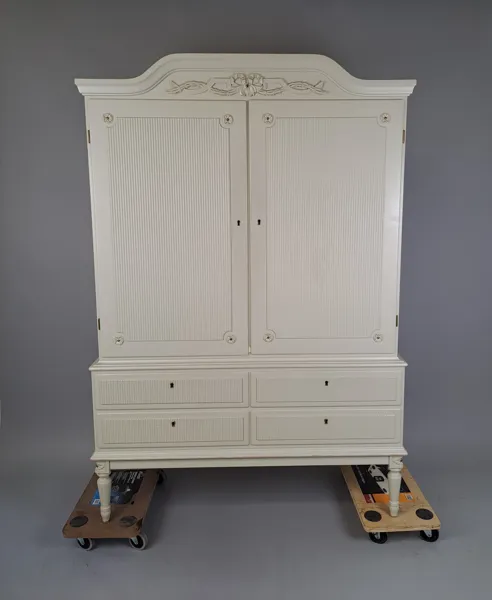 Linneskåp, Gustaviansk-stil Axetmodell