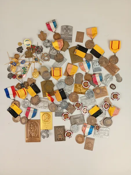 Parti Pins, medaljer m.fl.
