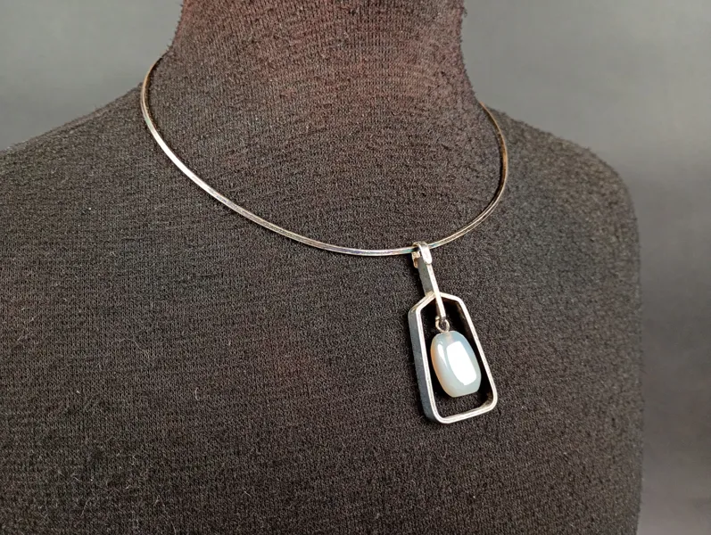 Silverhalsband med sten