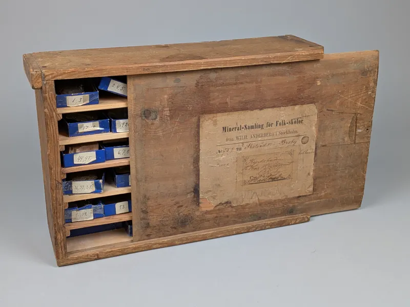 Trälåda med mineraler, "Mineralsamling för folk-skolor"