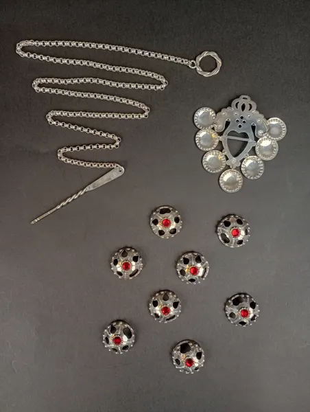 Dräktsmycken, Silver
