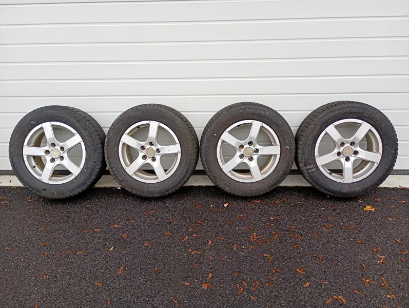 Dubbfria vinterdäck på aluminiumfälg, 16 "