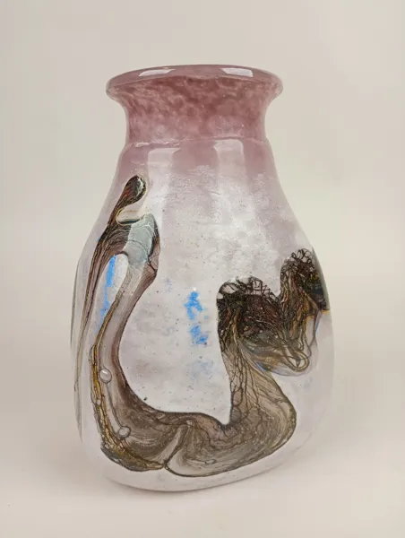 Vas, konstglas, oidentifierad