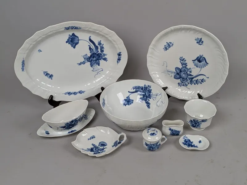 Servisdelar bl.a. uppläggningsfat, "Blå blomster" Royal Copenhagen Danmark