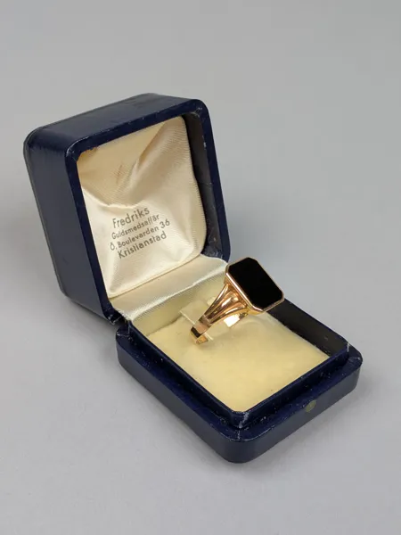 Klackring, 18 k Guld & Onyxsten