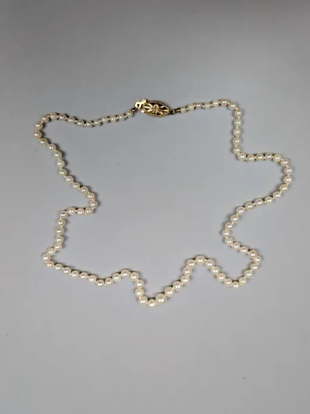Pärlhalsband med 18 k Guldspänne