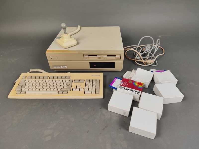 Amiga 2000 med tillbehör