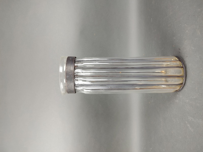 Vas, inblåst glas i metall