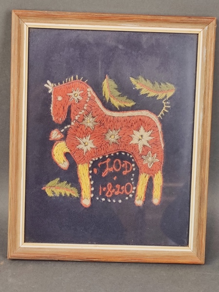 Inramad textil, Allmoge Hästmotiv, daterad 1820