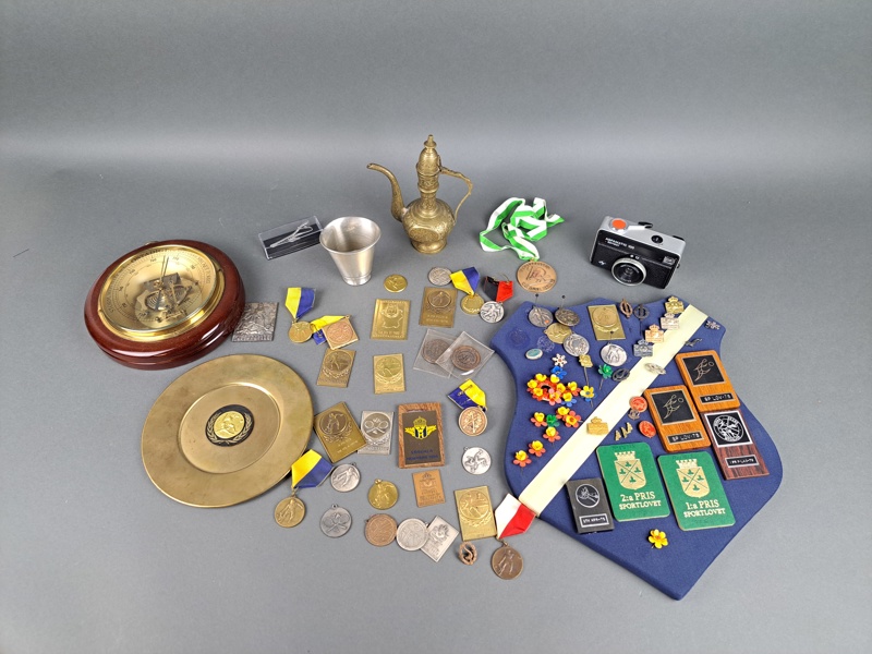 Parti pins, medaljer m.fl.