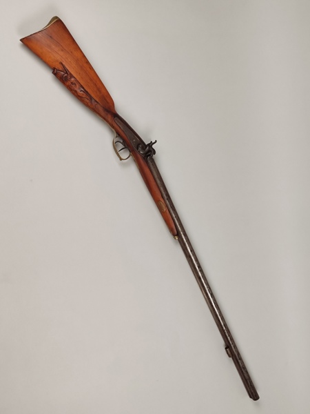 Slaglåsgevär 1800-tal, Dubbelpipigt, Skuren Dekor av Vildsvin