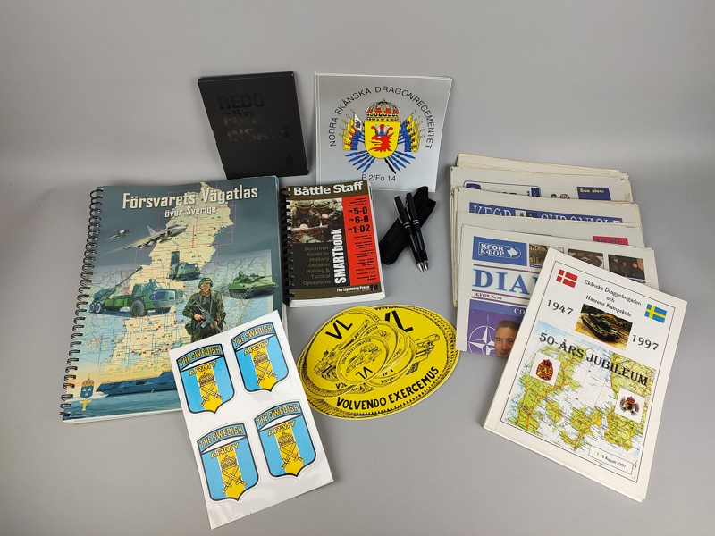 Parti militärkuriosa bl.a. Pennor, klistermärke m.fl.